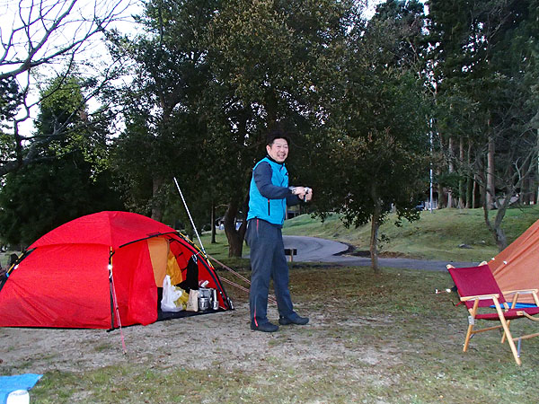 ダンディさんがコーヒー豆を挽いている